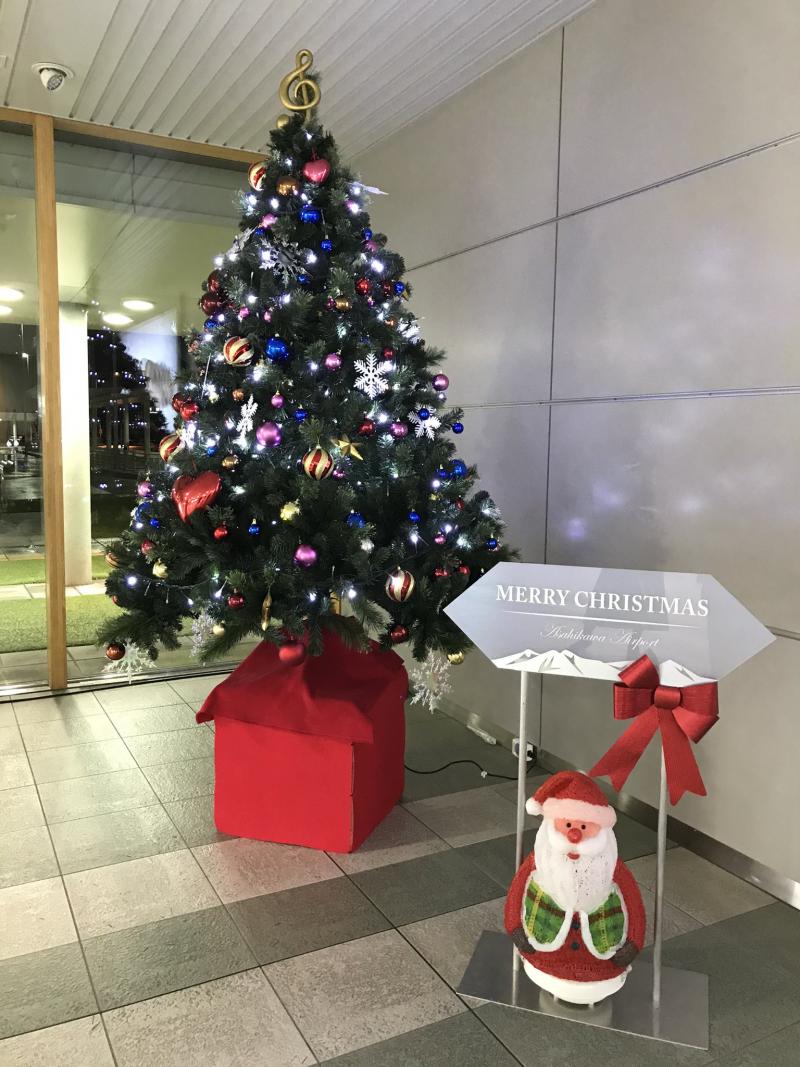 クリスマスツリー設置いたしました 旭川空港ターミナル